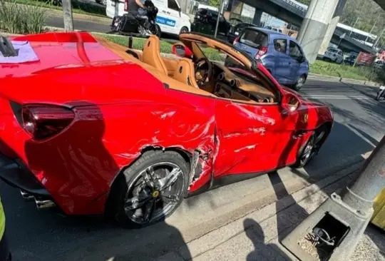 Ferrari choca contra camión de transporte público en pleno Periférico Sur