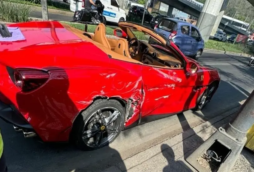 Ferrari choca contra cami&oacute;n de transporte p&uacute;blico en pleno Perif&eacute;rico Sur