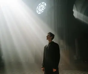 Pastor abandona la iglesia para comenzar su carrera como creador de contenido exclusivo; esto está facturando