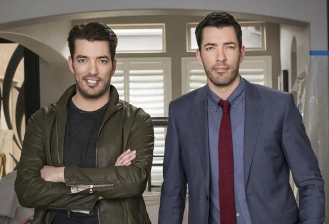 Los hermanos gemelos Jonathan y Drew Scott tienen como objetivo ayudar a las parejas a encontrar casas que necesita reparaciones y las transforman en casas de ensueño. Actualmente se encuentran las 7 temporadas. 