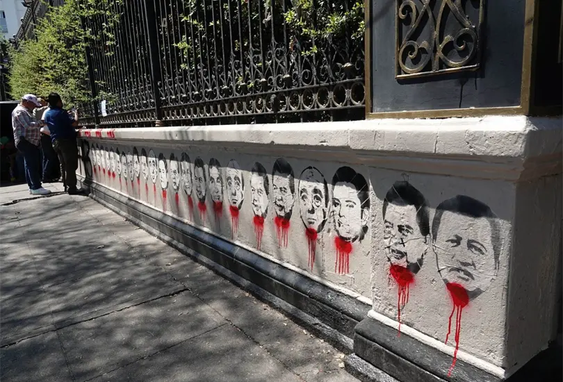 De las promesas a los petardos: &iquest;por qu&eacute; rompieron los familiares de Ayotzinapa con el Gobierno de AMLO?