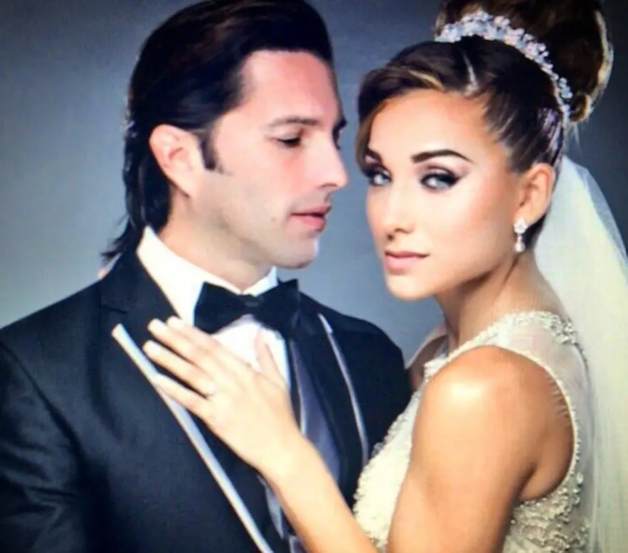 En 2015 Poncho de Nigris se casó con la influencer Marcela Mistral a solo seis meses de noviazgo y transmitieron su boda por Multimedios.