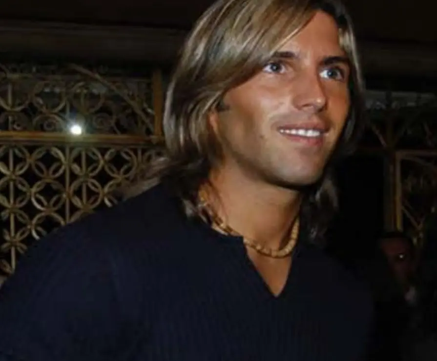 Tras su salida del reality, cobró popularidad por el romance que comenzó con Irma Serrano 'La Tigresa', quien le llevaba más de 40 años.