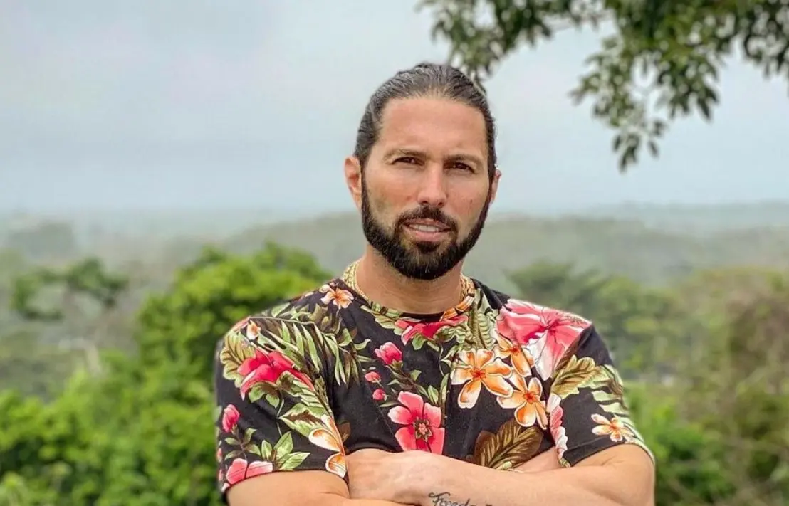 Saltó a la fama tras participar en el programa Big Brother y a partir de ahí consiguió oportunidades como actor y conductor.