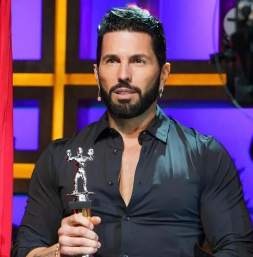 A lo largo de su carrera, Poncho de Nigris se ha realizado algunas cirugías estéticas para mejorar su apariencia.