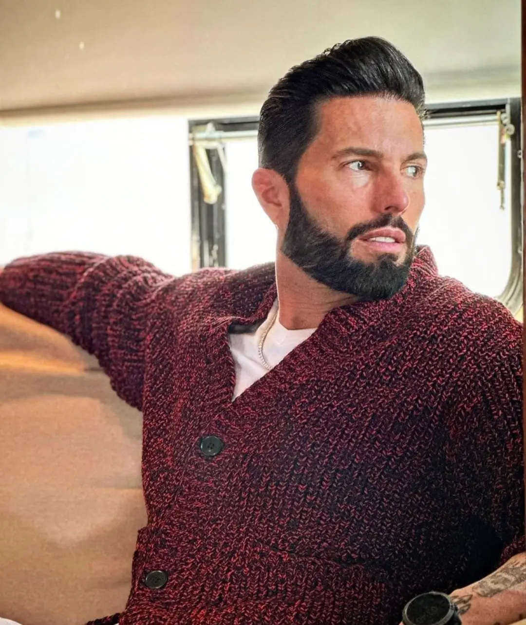 Poncho de Nigris es uno de los conductores de televisión más populares y ha aumentado su éxito gracias a la presencia que tiene en redes sociales tanto él como su esposa Marcela Mistral. 