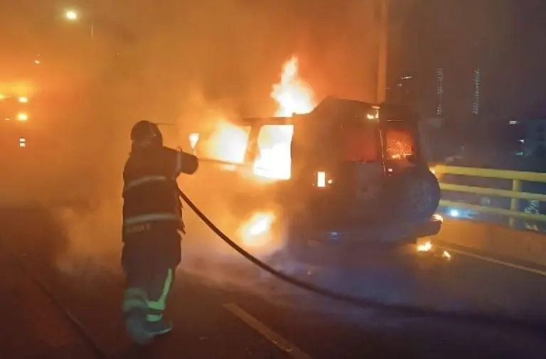Así se incendio la camioneta en Periférico Sur. Foto: X: Bomberos CDMX.
