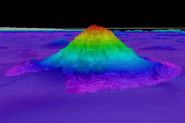 Un mapa batimétrico del monte submarino SolitoUn mapa batimétrico del monte submarino Solito frente a la costa de Chile, creado a partir de datos de sonar multihaz del buque de investigación Falkor (too). En este mapa, los colores más cálidos (rojo y naranja) corresponden a áreas menos profundas, mientras que los colores más fríos (amarillo, verde y azul) indican áreas más profundas. Los científicos de la expedición descubrieron que cada monte submarino albergaba ecosistemas distintos, incluidos prósperos arrecifes de coral de aguas profundas y jardines de esponjas, lo que indica que los montes submarinos albergan numerosos hábitats marinos vulnerables.Foto: Schmidt Ocean Institute