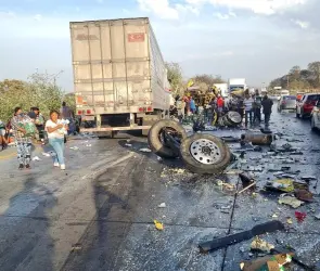 Aparatoso accidente de un tráiler de lácteos en autopista México-Querétaro deja la vialidad bloqueada