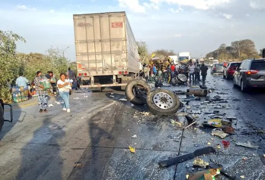 Aparatoso accidente de un tráiler de lácteos en autopista México-Querétaro deja la vialidad bloqueada