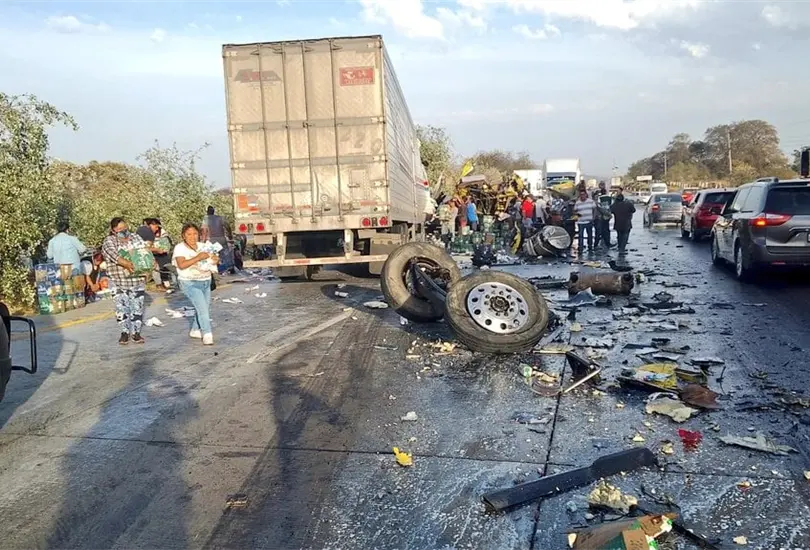 Aparatoso accidente de un tr&aacute;iler de l&aacute;cteos en autopista M&eacute;xico-Quer&eacute;taro deja la vialidad bloqueada
