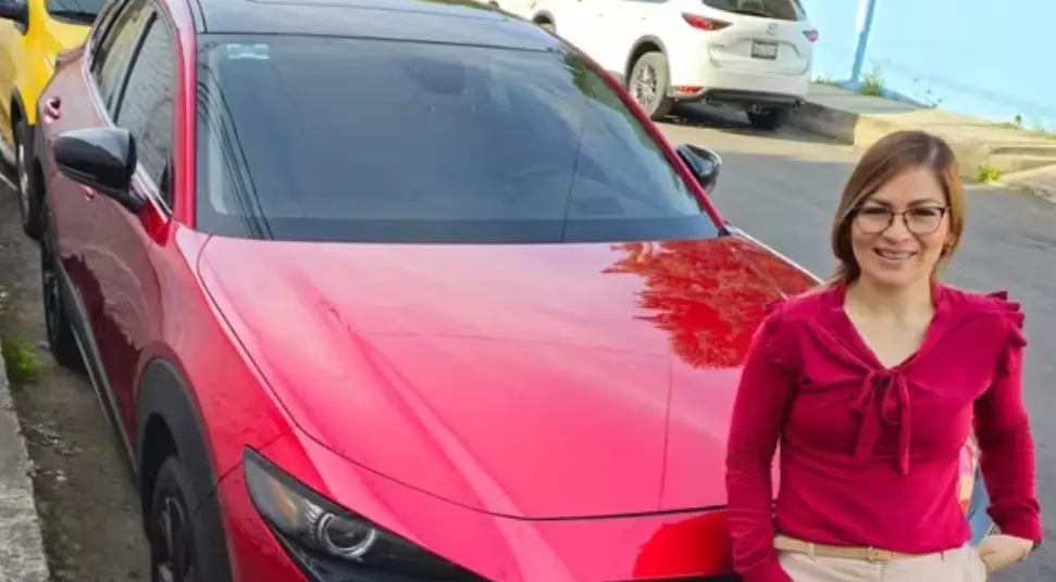 La exesposa junto a la camioneta que le regal&oacute; su ex pareja