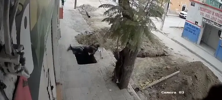 El hombre se cayó y se pegó en la espalda. Foto: especial.