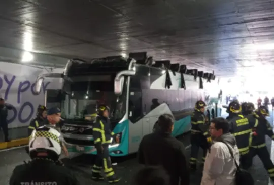 Autobús impacta contra puente en Insurgentes y Viaducto; reportan varios heridos