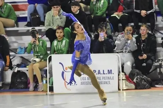 Joven pide patines en lugar de fiesta de XV años y ahora es campeona panamericana