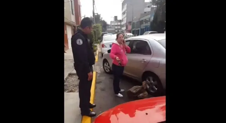 Mujer agrede a conductor por estacionarse afuera de su casa (X)
