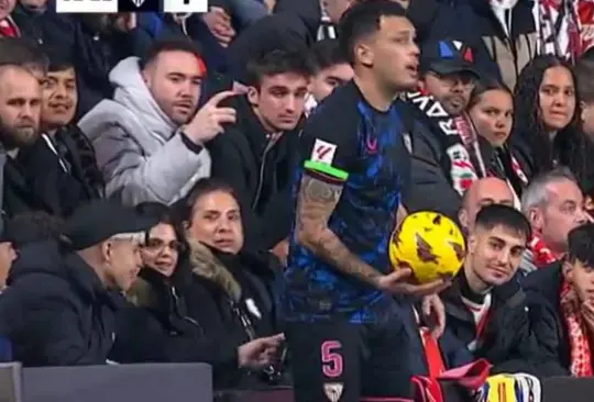 Aficionado mete dedo en el trasero de Lucas Ocampos, futbolista del Sevilla Aficionado mete dedo en el trasero de Lucas Ocampos, futbolista del Sevilla