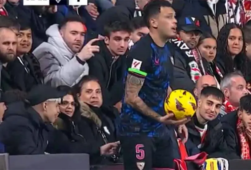Aficionado mete dedo en el trasero de Lucas Ocampos, futbolista del Sevilla