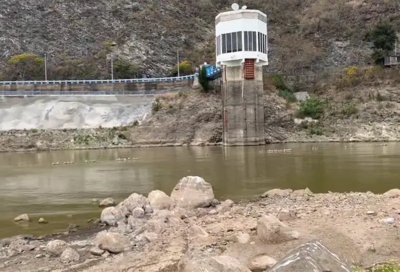 Un activista mostr&oacute; la grave crisis del Sistema Cutzamala en video.