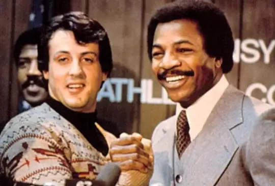 Rocky fue una popular película de 1976, protagonizada por  Sylvester Stallone, sobre un boxeador desconocido que se esfuerza por convertirse en uno de los mejores. Gracias a su éxito se hicieron 5 películas más y una trilogía derivada llamada Creed, lamentablemente varios actores que fueron parte del elenco ya fallecieron. 