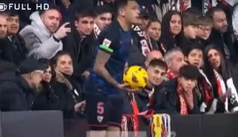 Aficionado mete dedo en el trasero de Lucas Ocampos - Tomada de video