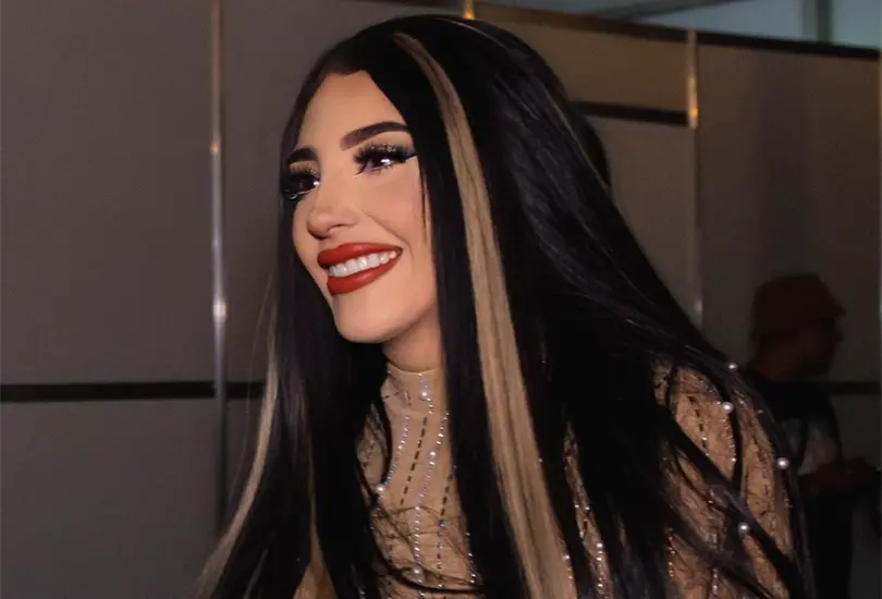La cantante fue acusada de ser una persona falsa La cantante fue acusada de ser una persona falsa