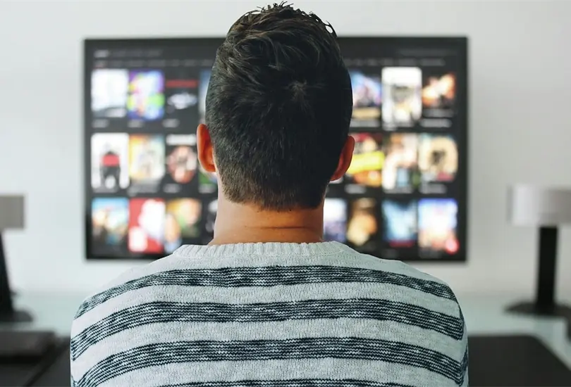 El aumento de la seriefilia como un comportamiento adictivo subraya la importancia de mantener un equilibrio saludable en nuestro consumo de medios digitales