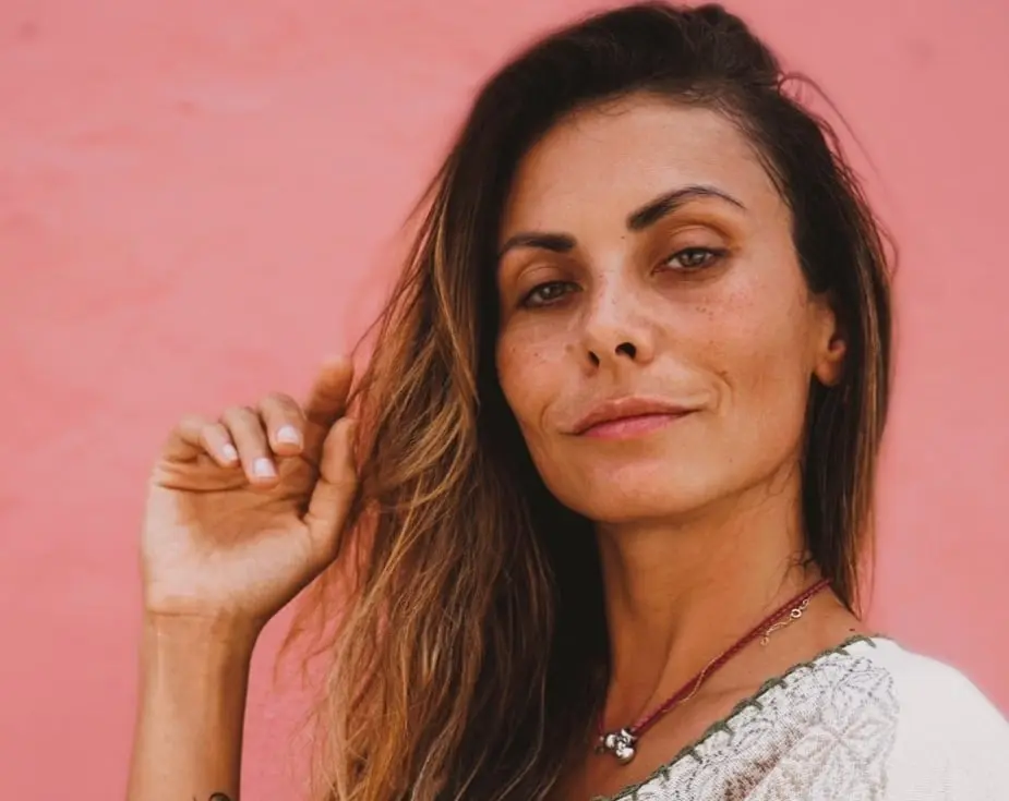 Ahora tiene 43 años, dejó la televisión para dedicarse a su familia, pero en redes sociales muestra cómo es su vida y también tiene un podcast.