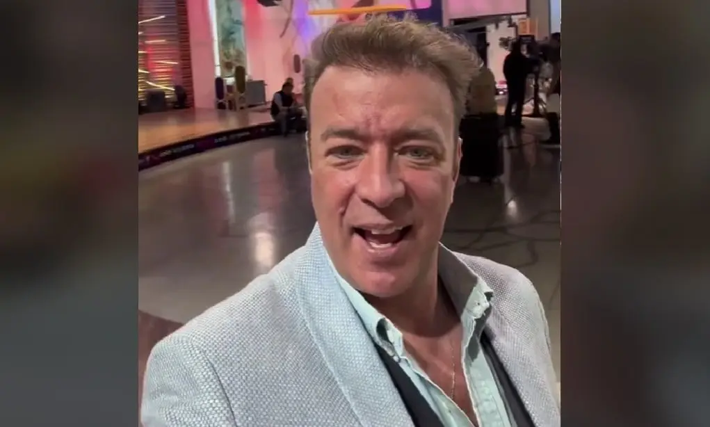 Ahora tiene 57 años y es padre de un hijo. Actualmente conduce el programa Vivalavi de Multimedios.