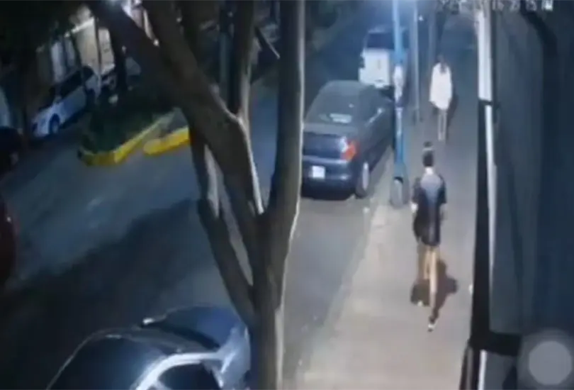 C&aacute;maras de seguridad captaron el momento en que el sujeto acos&oacute; sexualmente a la joven 