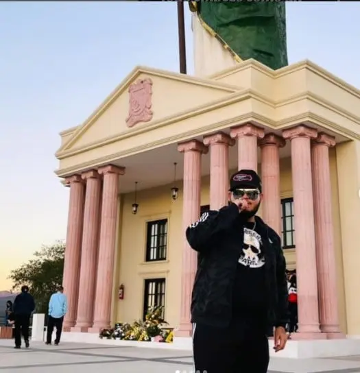 Chuy Montana narr&oacute; en entrevista el desconcertante mensaje que le dio un hombre cuando el cantautor de corridos tumbados se ganaba la vida en La L&iacute;nea de Tijuana.