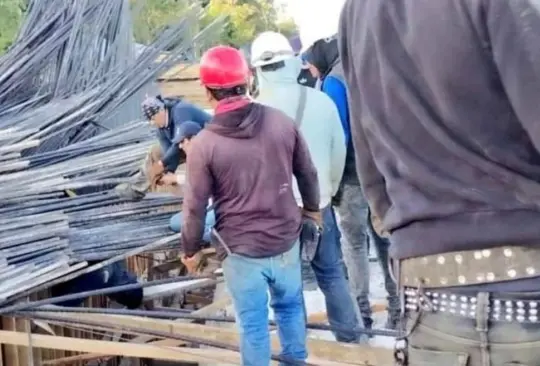 Los trabajadores quedaron atrapados entre un grupo de varillas 