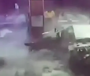 FOTOS y VIDEO Explosión de auto en gasolinera exhibe a mujer policía con cargamento de droga