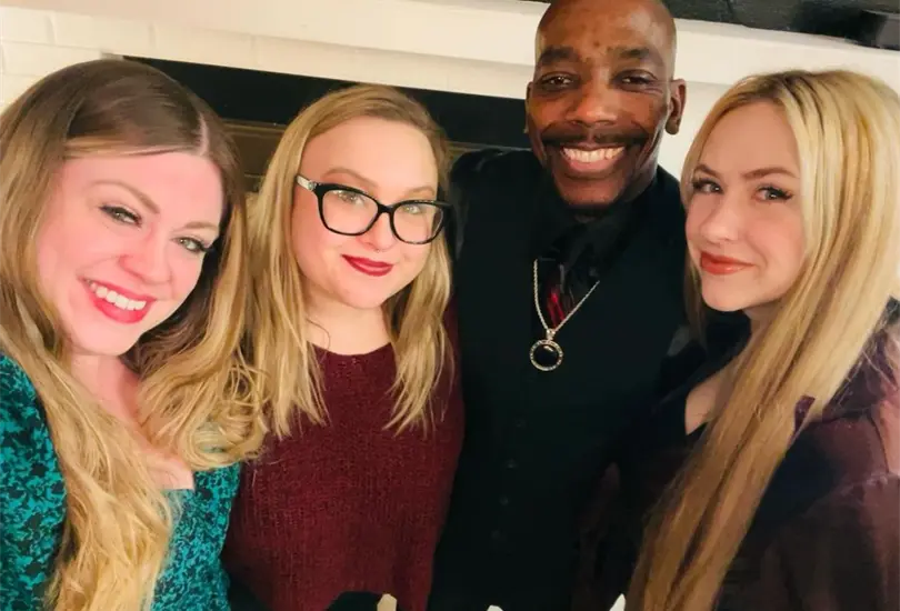 Hombre es mantenido por sus tres esposas Hombre es mantenido por sus tres esposas