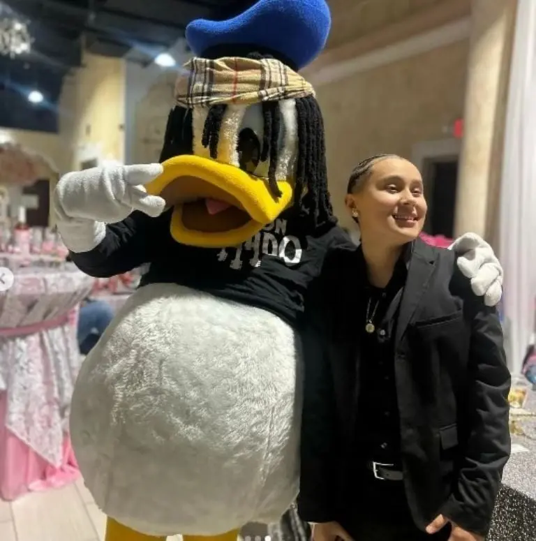 La cantante de 17 años de edad nuevamente causó controversia en redes sociales con su nuevo peinado.Foto: Instagram/ @yahritza_y_su_esencia_.fp