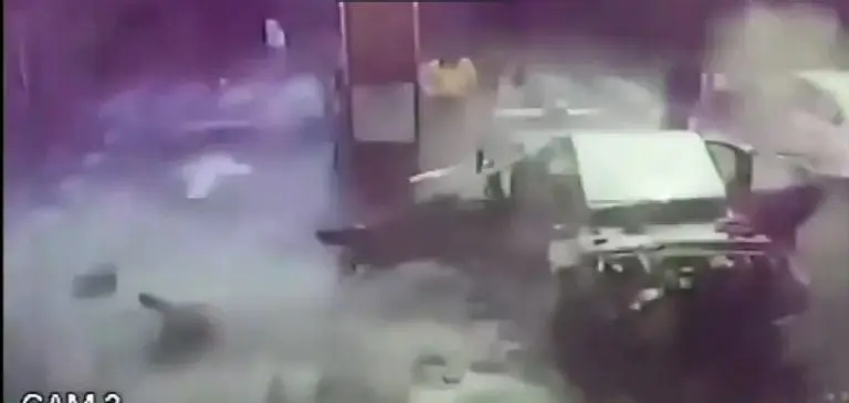 El vehículo quedó totalmente destruído.Foto: Tomada del video.