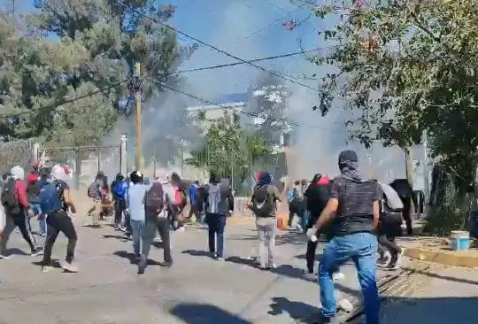 Con bombas molotov, normalistas de Ayotzinapa protestan frente a Fiscalía de Guerrero 