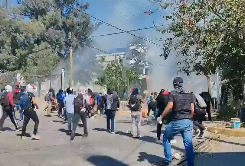Con bombas molotov, normalistas de Ayotzinapa protestan frente a Fiscal&iacute;a de Guerrero 