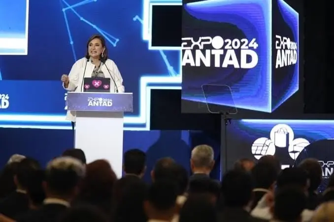 VIDEO| X&oacute;chitl G&aacute;lvez lo hace de nuevo: se saca chicle de la boca y lo pega en stand de la Expo ANTAD 2024
