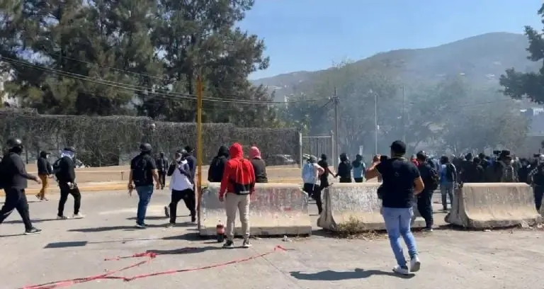 Normalistas de Ayotzinapa protestan frente a Fiscalía de Guerrero - Tomada de video