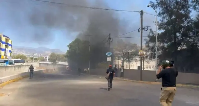 Normalistas de Ayotzinapa protestan frente a Fiscalía de Guerrero - Tomada de video