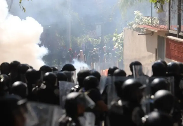 Enfrentamiento entre normalistas y elementos de seguridad a las afueras de la Fiscalía General del Estado de Guerrero Créditos: Especial