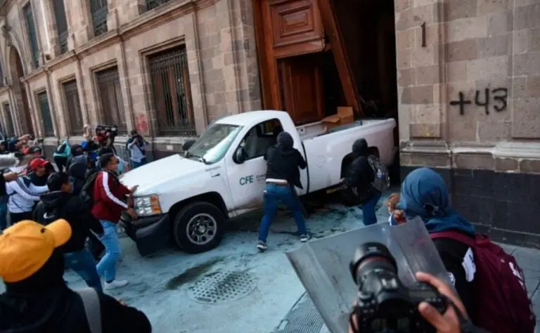 El 6 de marzo un grupo de normalistas irrumpió a las afueras de Palacio Nacional a modo de protesta y para exigir al presidente una reunión con las y los padres de los 43 desaparecidos Créditos: Especial