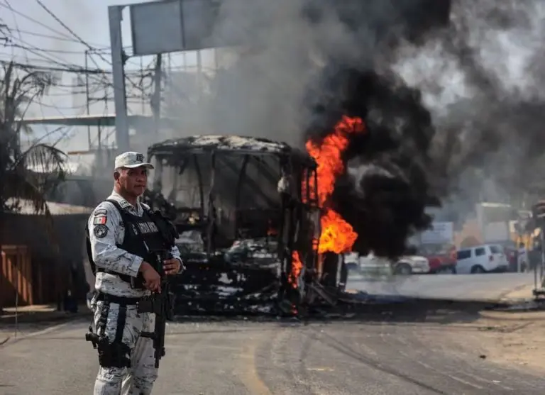 Integrantes del crimen organizado incendiaron un camión del transporte público Créditos: David Guzmán
