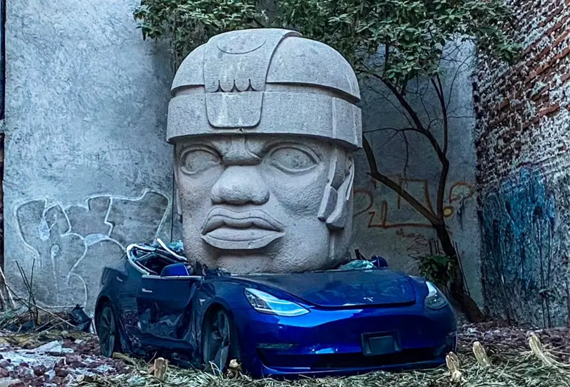 Una cabeza olmeca aplast&oacute; un Tesla en la colonia Roma, de la Ciudad de M&eacute;xico. 