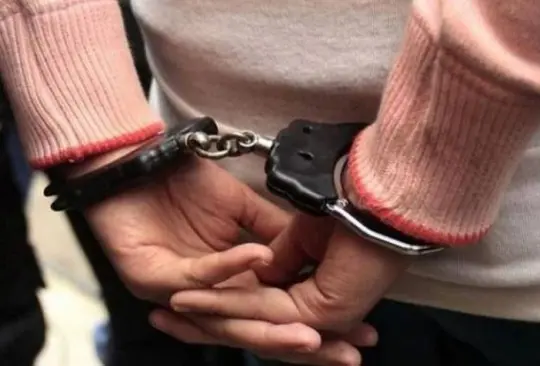 Joven detenida por robo se arroja desde lo más alto de la Fiscalía