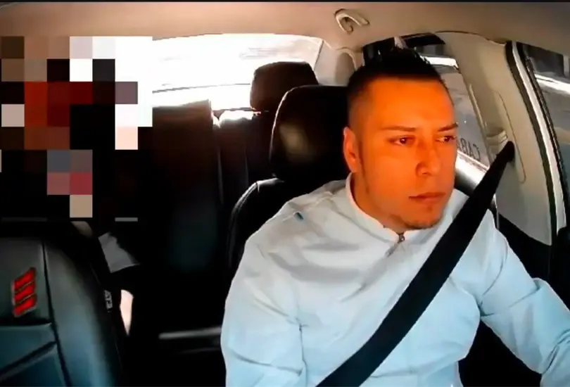 La mujer comenz&oacute; a agredir verbalmente el conductor debido a que ten&iacute;a prisa 