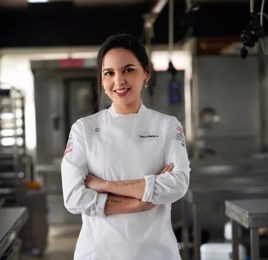 Antes de ganar el reality show, trabajaba como cajera en una tienda de conveniencia.