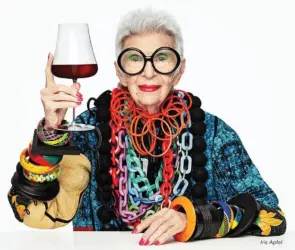 Muere a los 102 años Iris Apfel, reconocida diseñadora y decoradora de la Casa Blanca