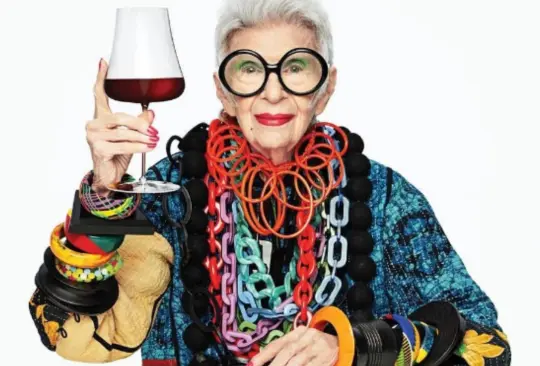 Iris Apfel fue reconocida por su trabajo como diseñadora de interiores. Iris Apfel fue reconocida por su trabajo como diseñadora de interiores.